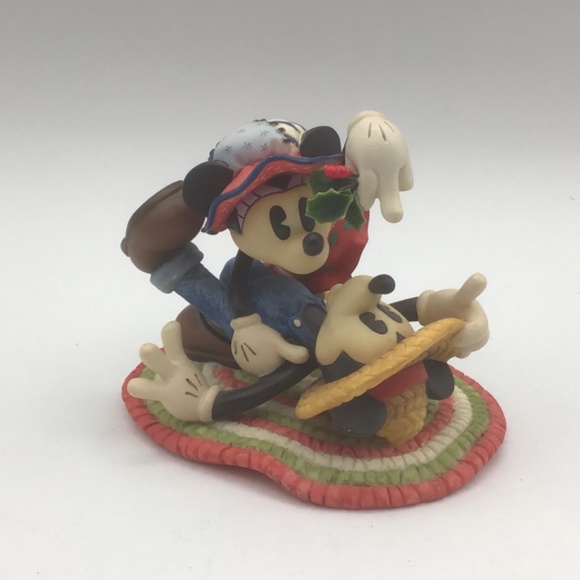 Vintage Disney Mickey & Minnie “kiss Under the Mistletoe” figurine by Enesco . - Picture 2 of 8